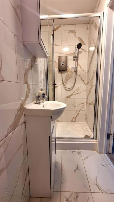 Brand New Collection Of Studios Close To Tube Station Londres Exterior foto